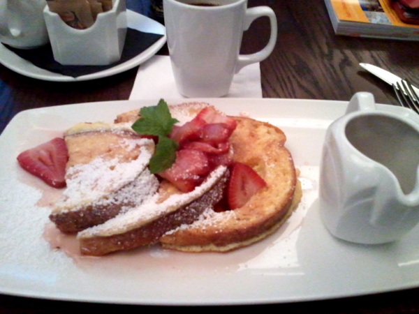 French toast with strawberies and maple syrup