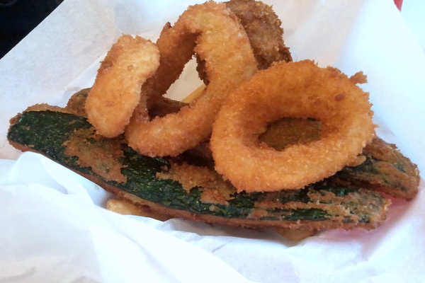 Breaded onion rings, zucchini and mushrooms
