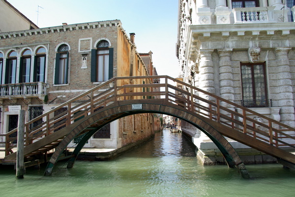 A pretty wooden bridge